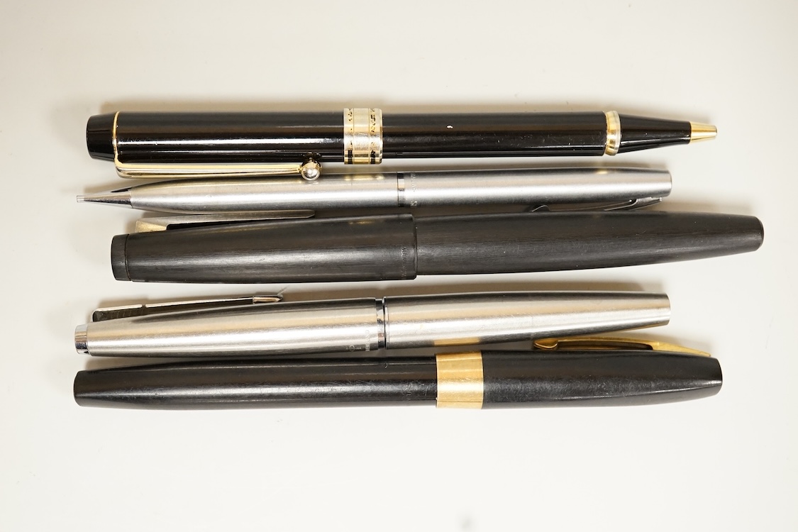A Sheaffer 585 fountain pen and mechanical pencil, together with a Parker 45 fountain pen, a Lamy 2000 fountain pen and a Pilot ballpoint pen (5)